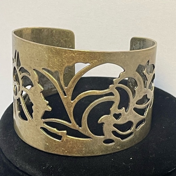Vintage Floral Cutout Wide Cuff Metal Bracelet. - Picture 1 of 5
